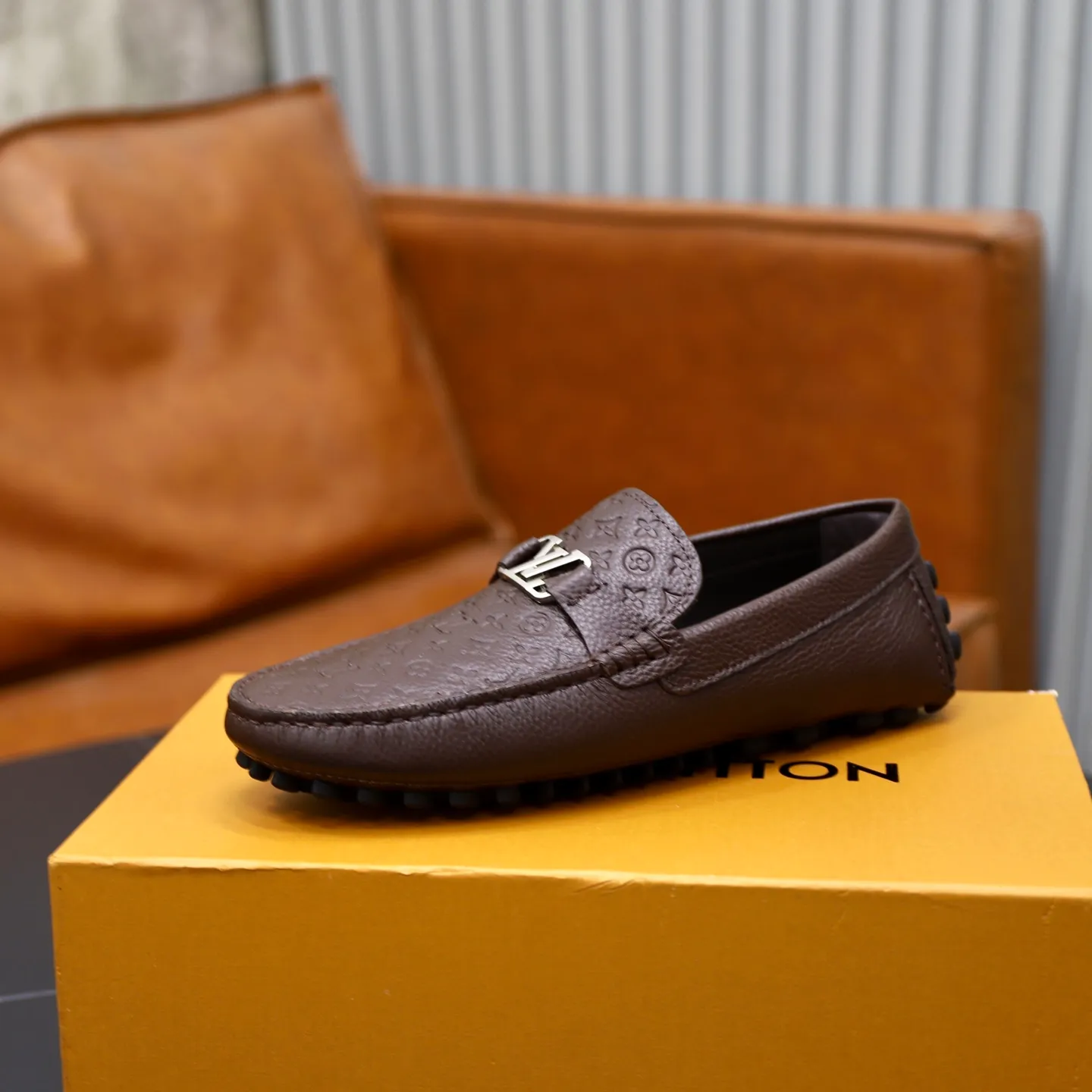 Ex-factory price: 480💰【LV】Louis Vuitton ⚠️High-end men’s driving and pedal series ⚠️38-44 (customized for 45) ⚠️All original cowhide leather! Thick and soft! Made entirely of calfskin lining! The latest non-slip beanie sole! Three-dimensional package technology! Fashionable and classic! Handicrafts! Original high quality! Feel free to compare!